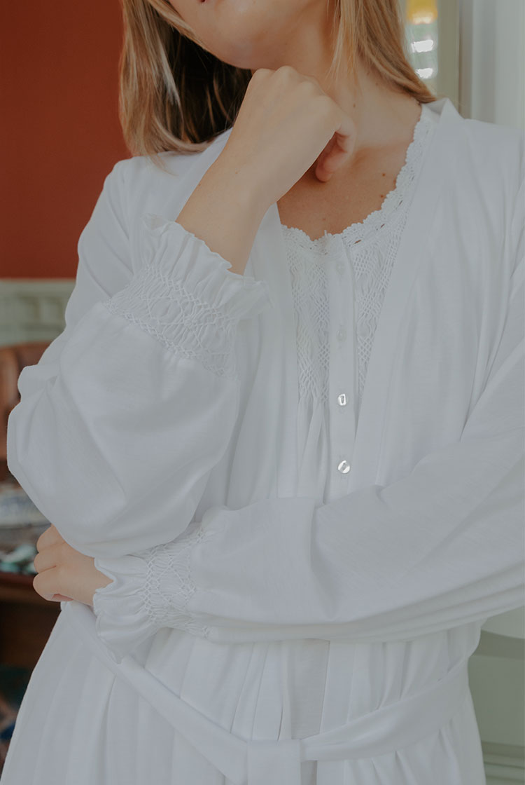 Mujer con vestido blanco