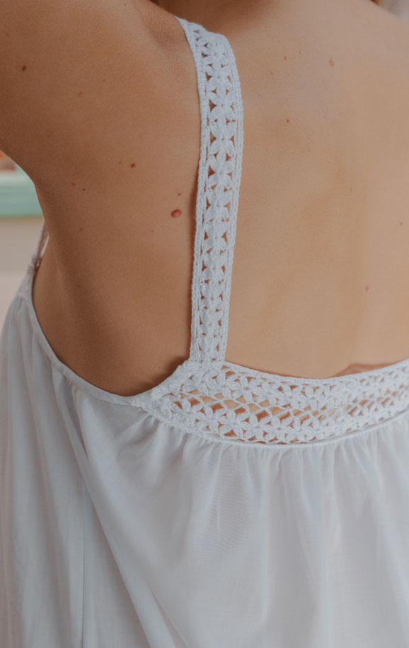 Mujer con vestido blanco