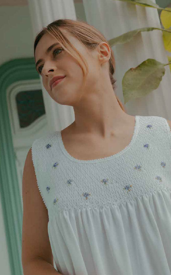 Mujer con vestido blanco